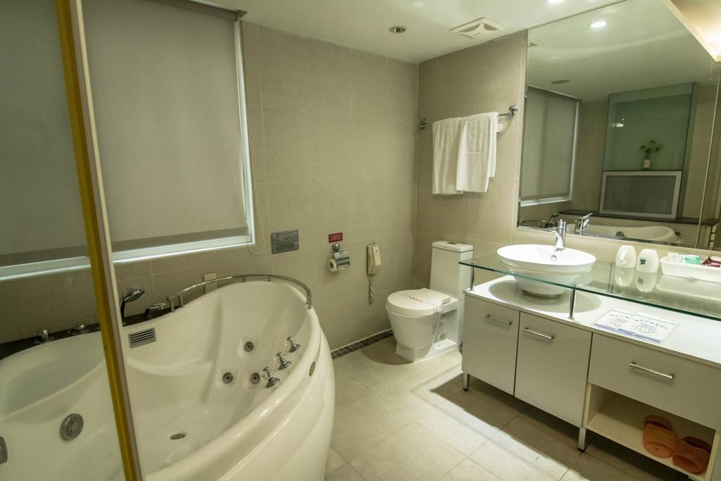 Katherine Plaza Hotel Kaohsiung Exterior photo